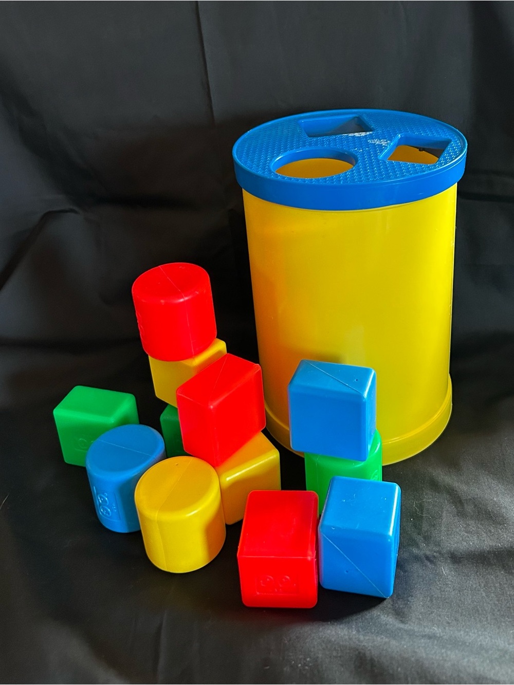 VTG 1977 Fisher Price Shape Sorter Container w/ 12 Multicolored Plastic Blocks
